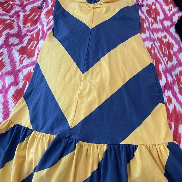 Very new/clean, white traps tie back neck. Very elegant style. House w. no pets - Picture 4 of 6